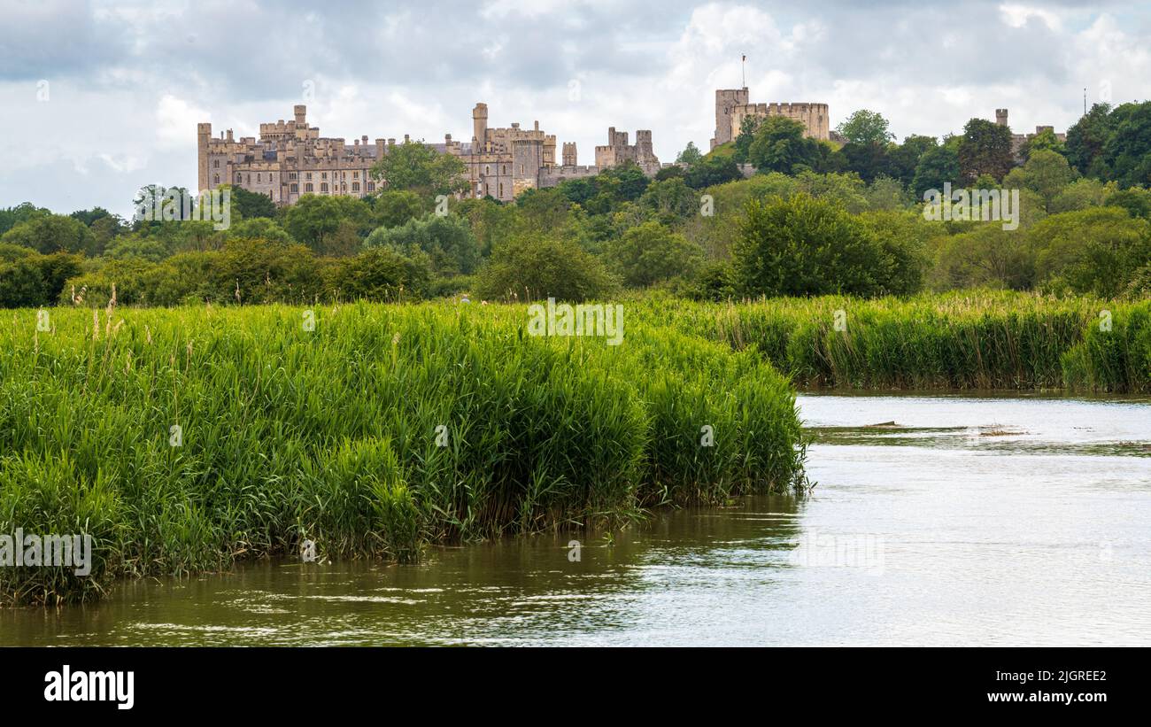 Vista del Castello di Arundel dal fiume Arun, West Sussex Foto Stock