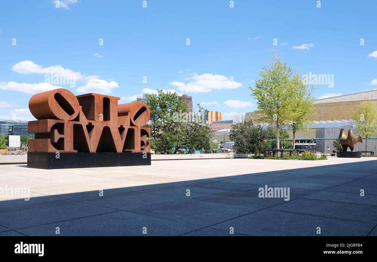 Berlino, Germania, 2 luglio 2022, vista estiva sulla terrazza della Neue Nationalgalerie con installazione in acciaio Imperial Love di Robert Indiana e br Foto Stock