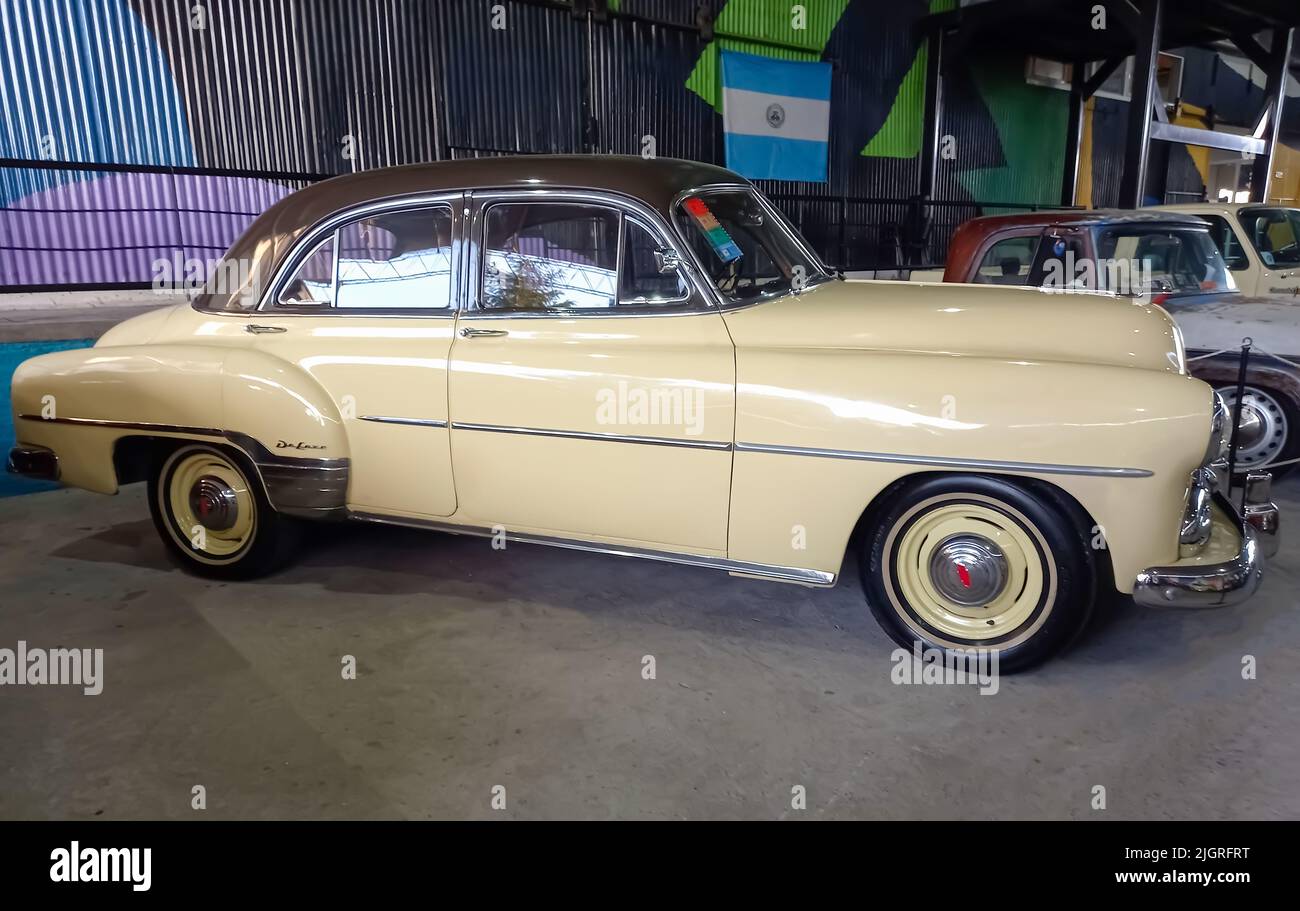 Old beige Chevrolet Chevy Styleline Deluxe quattro porte berlina 1949 - 1952 in un deposito. Expo Fierro 2022 mostra di auto classiche Foto Stock