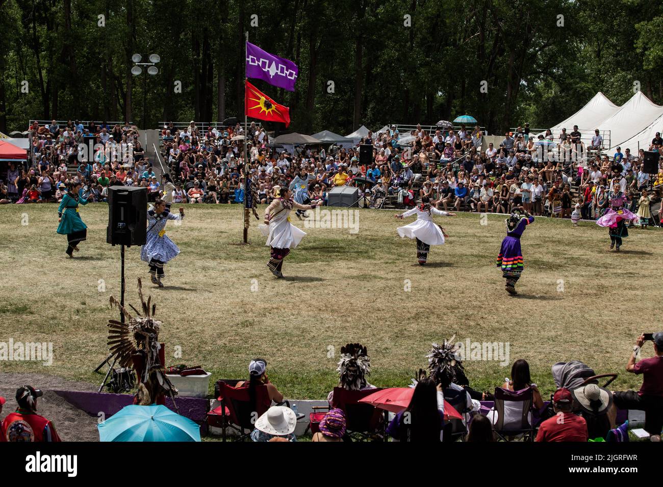 Kahnawake, Canada. 10th luglio 2022. Pow-wow partecipanti che fanno danza tradizionale nell'arena durante il festival. Gli echi annuali del 30th di un fiero Pow-Wow Nation hanno portato migliaia di persone da tutto il Nord America per celebrare la cultura e le tradizioni dei nativi nella riserva di Mohawk di Kahnawake. Dopo due anni di hiatus, il più grande aratro del Quebec ha offerto un tempo per incontrarsi, ballare, cantare, visitare e festeggiare con amici e familiari. (Foto di Giordano Brumas/SOPA Images/Sipa USA) Credit: Sipa USA/Alamy Live News Foto Stock