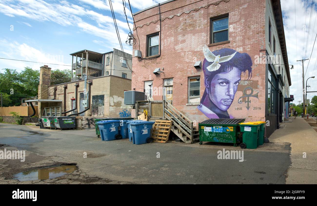 Ritratto murale dipinto a spruzzo di cantante americana, cantautore, musicista, produttore discografico, ballerino, E l'attore Prince a Uptown Minneapolis, Minnesota. Foto Stock