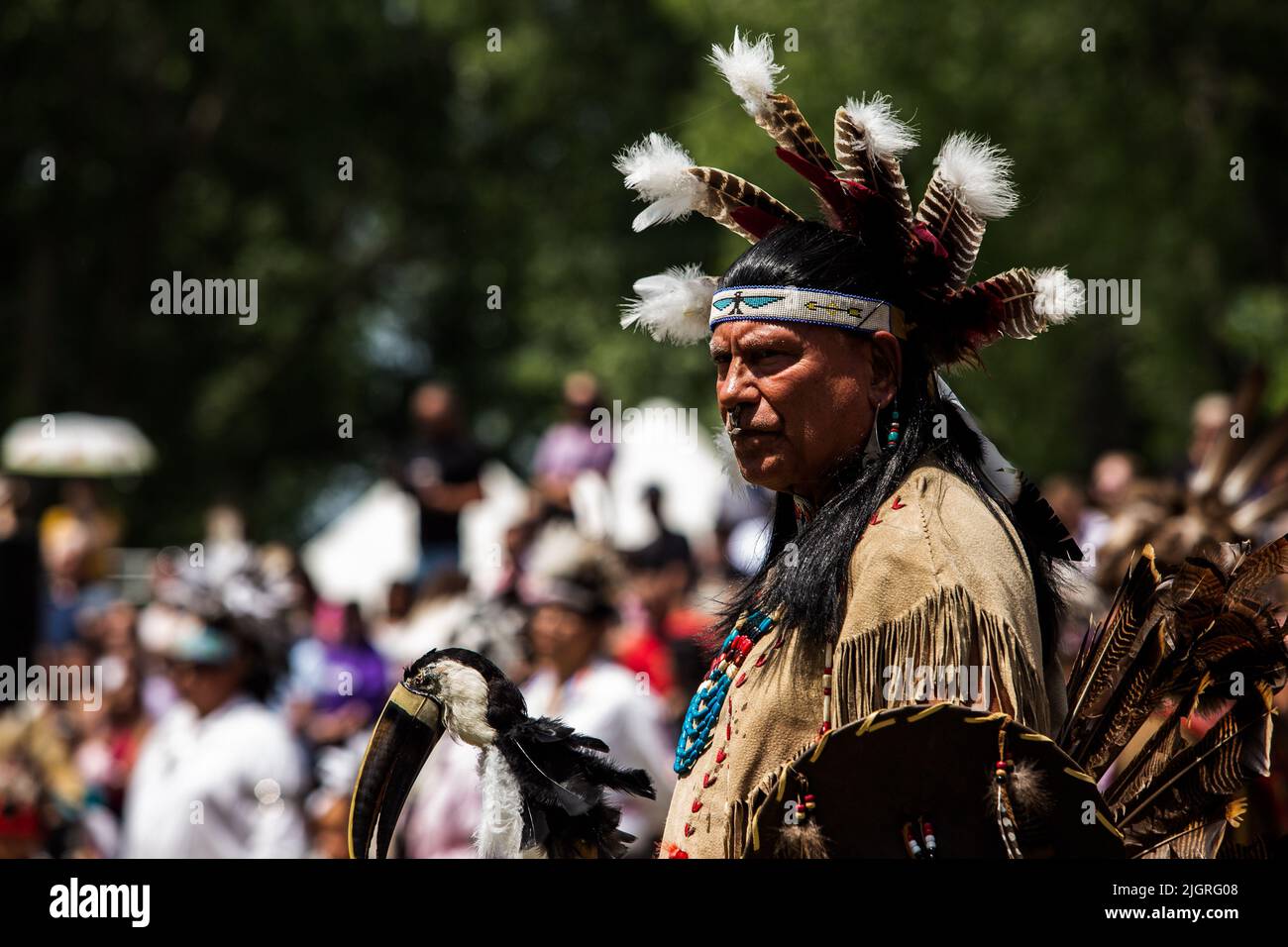 Kahnawake, Canada. 10th luglio 2022. I partecipanti al Pow-wow aspettano il loro turno nell'arena durante il festival. Gli echi annuali del 30th di un fiero Pow-Wow Nation hanno portato migliaia di persone da tutto il Nord America per celebrare la cultura e le tradizioni dei nativi nella riserva di Mohawk di Kahnawake. Dopo due anni di hiatus, il più grande aratro del Quebec ha offerto un tempo per incontrarsi, ballare, cantare, visitare e festeggiare con amici e familiari. (Foto di Giordano Brumas/SOPA Images/Sipa USA) Credit: Sipa USA/Alamy Live News Foto Stock