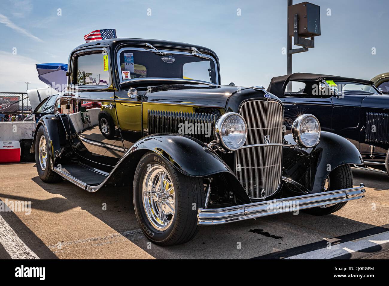 Libano, TN - 14 maggio 2022: Vista in prospettiva bassa angolo anteriore di una Ford modello B Deluxe 1932 finestra deuce coupé 3 ad una mostra di auto locale. Foto Stock