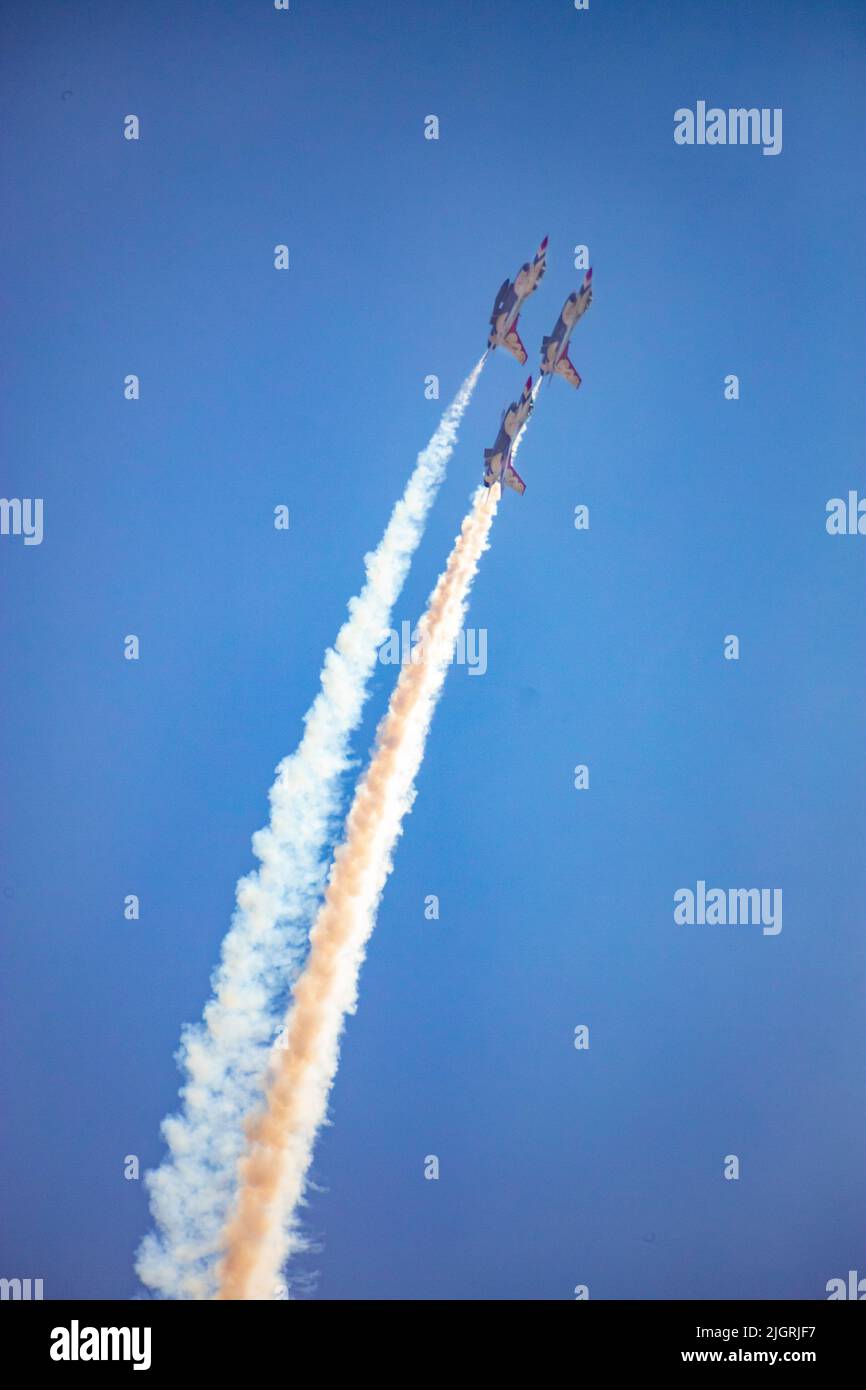 Il team dimostrativo U.S. Air Force Thunderbirds vola in formazione per festeggiare il 4th luglio. Foto Stock