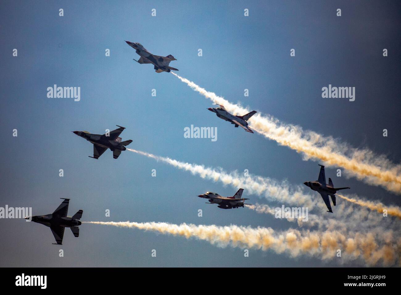 Il team dimostrativo U.S. Air Force Thunderbirds vola in formazione per festeggiare il 4th luglio. Foto Stock