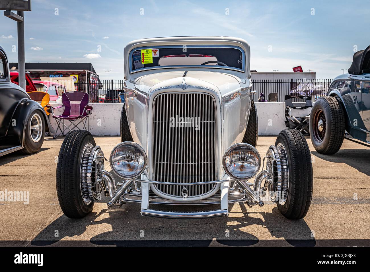 Libano, TN - 14 maggio 2022: Vista frontale in prospettiva bassa di una Ford Model B Deluxe 3 Window Coupé 1932 ad una mostra di auto locale. Foto Stock
