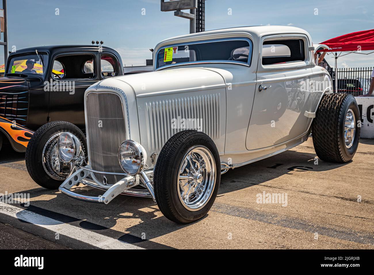 Lebanon, TN - 14 maggio 2022: Vista in prospettiva bassa dell'angolo anteriore di una Ford Model B Deluxe 3 Window Coupé 1932 ad un'esposizione locale dell'automobile. Foto Stock