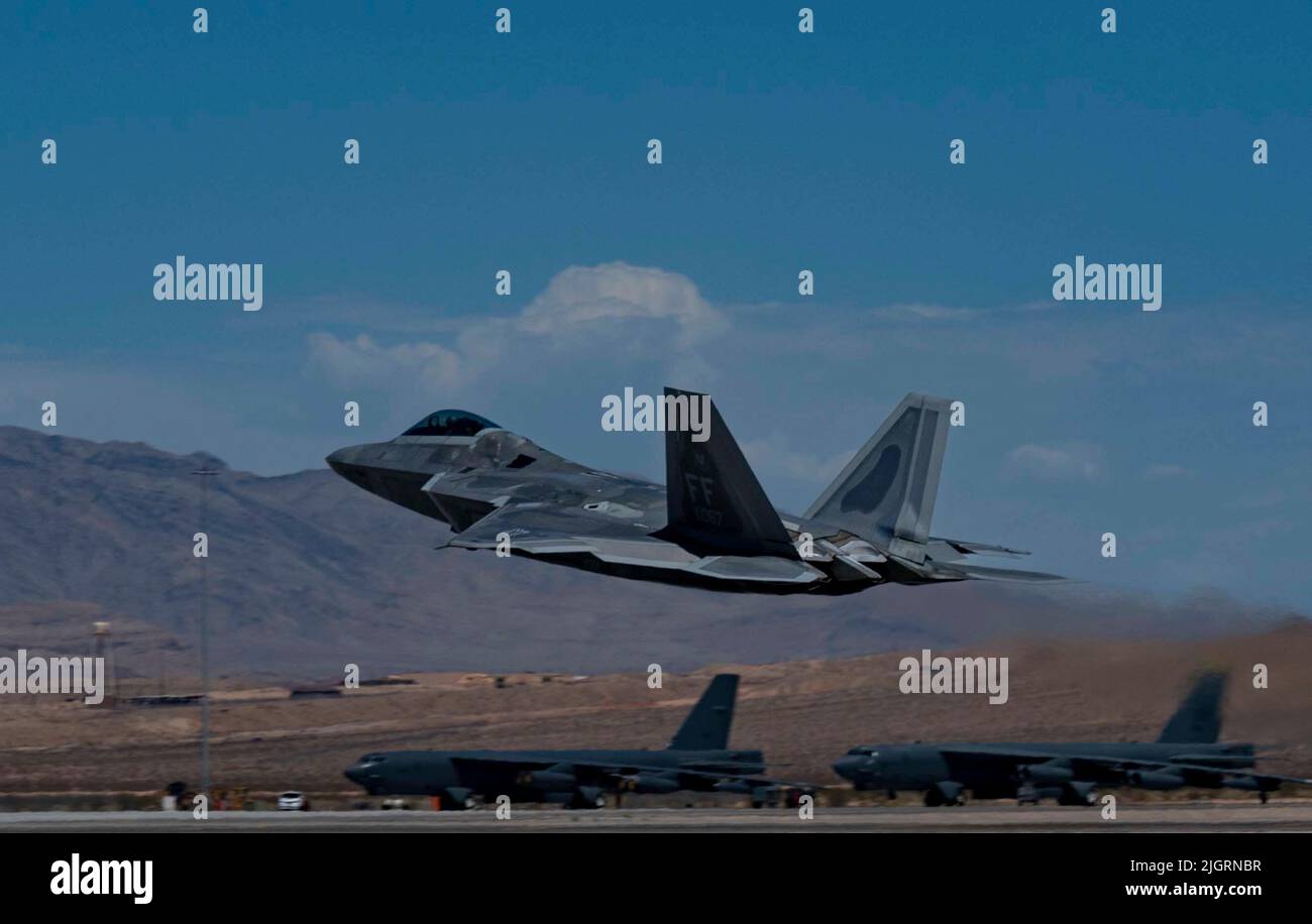 Un F-22 Raptor assegnato al 27th Fighter Squadron, Langley Air Force base, Virginia, decollerà durante la Red Flag-Nellis 22-3 alla base dell'aeronautica di Nellis, Nevada, 11 luglio 2022. Il Nevada Test and Training Range è la principale area di addestramento militare dell'aviazione militare degli Stati Uniti, con oltre 12.000 chilometri quadrati di spazio aereo e 2,9 milioni di ettari di terreno. (STATI UNITI Air Force foto di Airman 1st Class Makenna Gott) Foto Stock