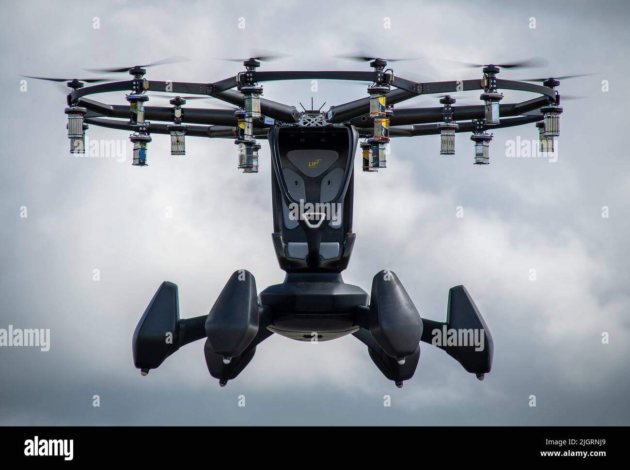 L’Hexa, un aereo elettrico verticale di decollo e atterraggio, si riversera nell’aria durante il suo primo volo di prova in un campo militare luglio 7 presso la base dell’aeronautica Eglin, Fl. il team Hexa ha completato il test di volo dell’aeromobile tramite telecomando. L'aereo, che utilizzava 18 motori e propulsori, volò per circa 10 minuti e raggiunse un'altezza di circa 50 piedi. (STATI UNITI Air Force photo/Samuel King Jr.) Foto Stock