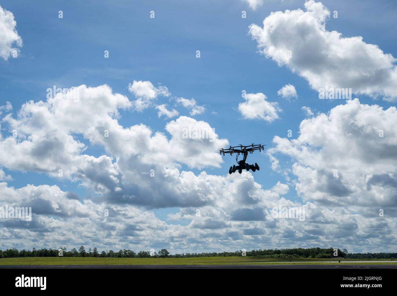 L’Hexa, un aereo elettrico verticale di decollo e atterraggio, si riversera nell’aria durante il suo primo volo di prova in un campo militare luglio 7 presso la base dell’aeronautica Eglin, Fl. il team Hexa ha completato il test di volo dell’aeromobile tramite telecomando. L'aereo, che utilizzava 18 motori e propulsori, volò per circa 10 minuti e raggiunse un'altezza di circa 50 piedi. (STATI UNITI Air Force photo/Samuel King Jr.) Foto Stock