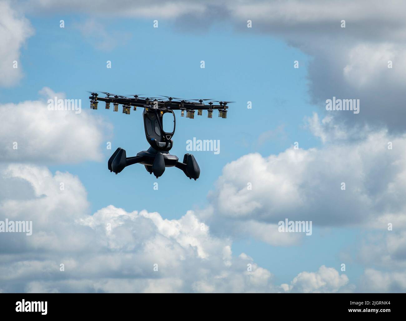L’Hexa, un aereo elettrico verticale di decollo e atterraggio, si riversera nell’aria durante il suo primo volo di prova in un campo militare luglio 7 presso la base dell’aeronautica Eglin, Fl. il team Hexa ha completato il test di volo dell’aeromobile tramite telecomando. L'aereo, che utilizzava 18 motori e propulsori, volò per circa 10 minuti e raggiunse un'altezza di circa 50 piedi. (STATI UNITI Air Force photo/Samuel King Jr.) Foto Stock