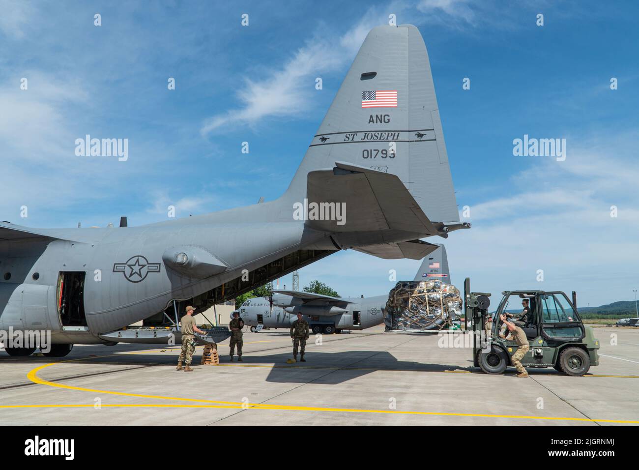 I velivoli assegnati al 139th Maintenance Group, Missouri Air National Guard, caricano un pallet di carico su un aeromobile C-130 Hercules alla Ramstein Air base, Germania, 28 giugno 2022. L'Ala Airlift 139th è stata l'unità principale della Task Force Iron Herk II che fornisce supporto per l'area di responsabilità del comando europeo. (STATI UNITI Air National Guard foto di Senior Master Sgt. Michael Crane) Foto Stock