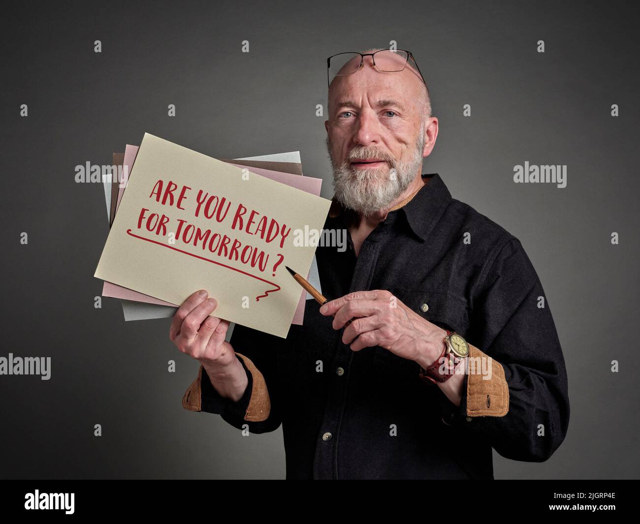 Siete pronti per domani? Uomo anziano, insegnante, mentore o consulente che parla di pianificazione finanziaria o pensionistica. Foto Stock