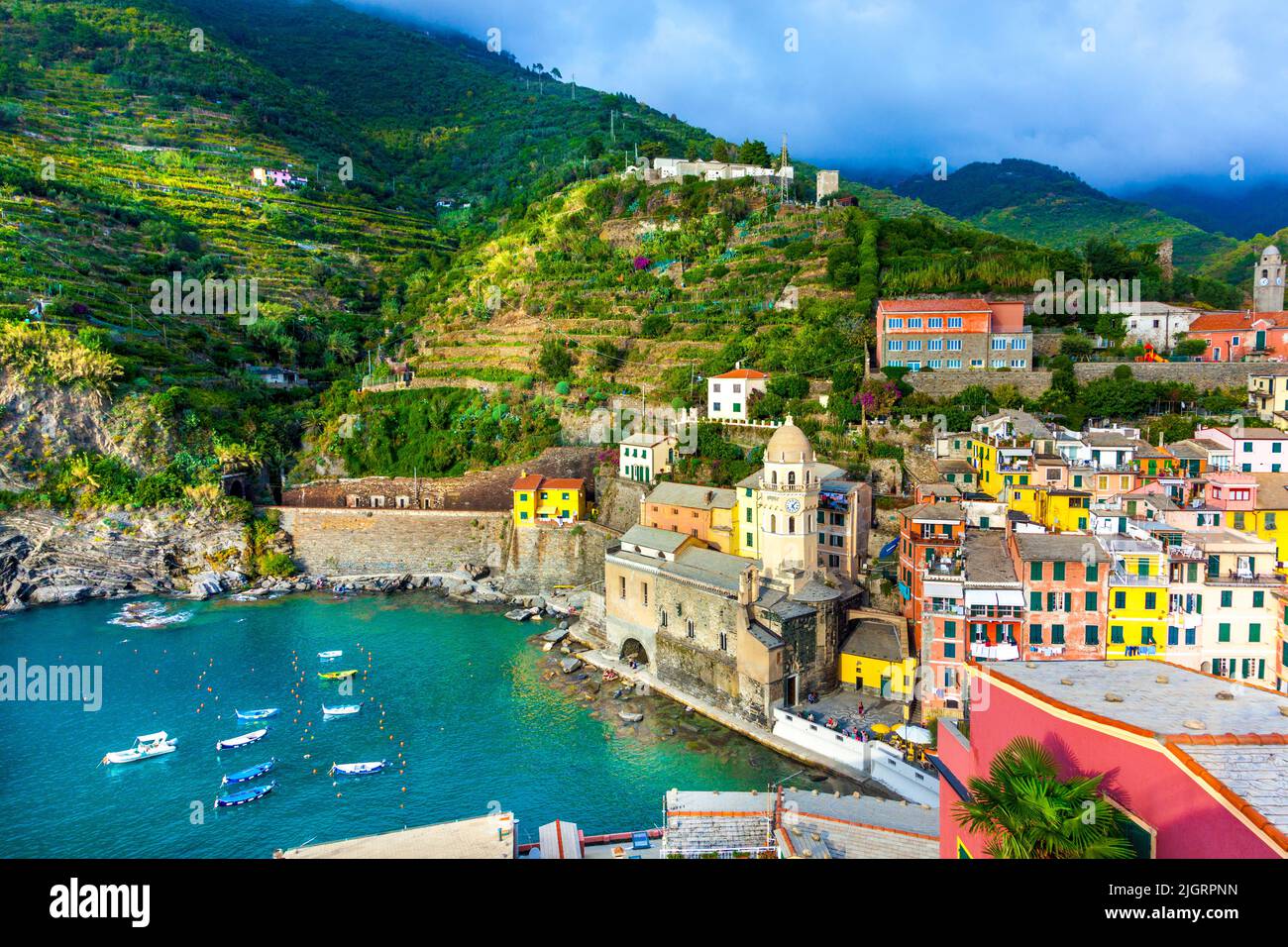Vista su case e terrazze colorate a Vernazza, cinque Terre, la Spezia, Italia Foto Stock