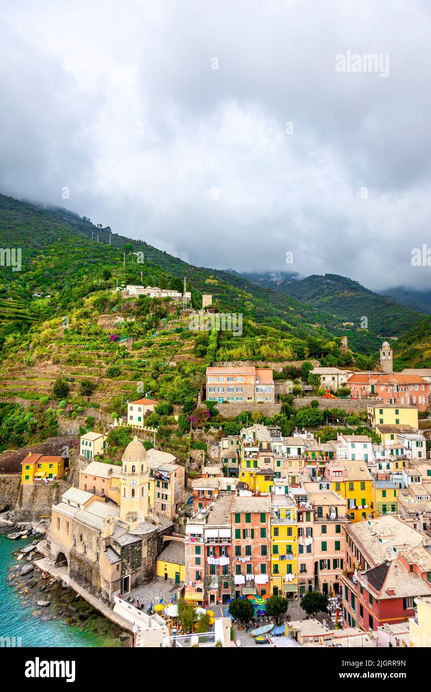 Vista su case e terrazze colorate a Vernazza, cinque Terre, la Spezia, Italia Foto Stock