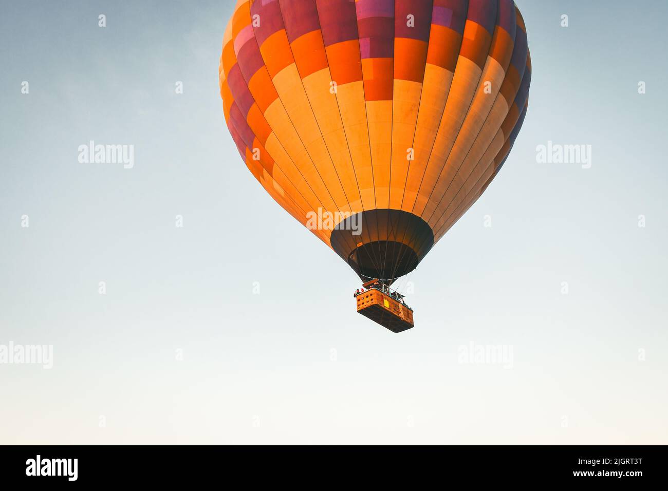 Famosa attrazione turistica della Cappadocia è un volo aereo. La Cappadocia è conosciuta in tutto il mondo come uno dei luoghi migliori per voli con palloncini. Foto Stock