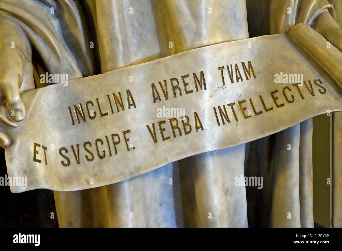 RIO DE JANEIRO, BRASILE - 20 AGOSTO 2016: Iscrizione latina significato: Inclina il tuo orecchio, e ricevere le parole di comprensione Foto Stock