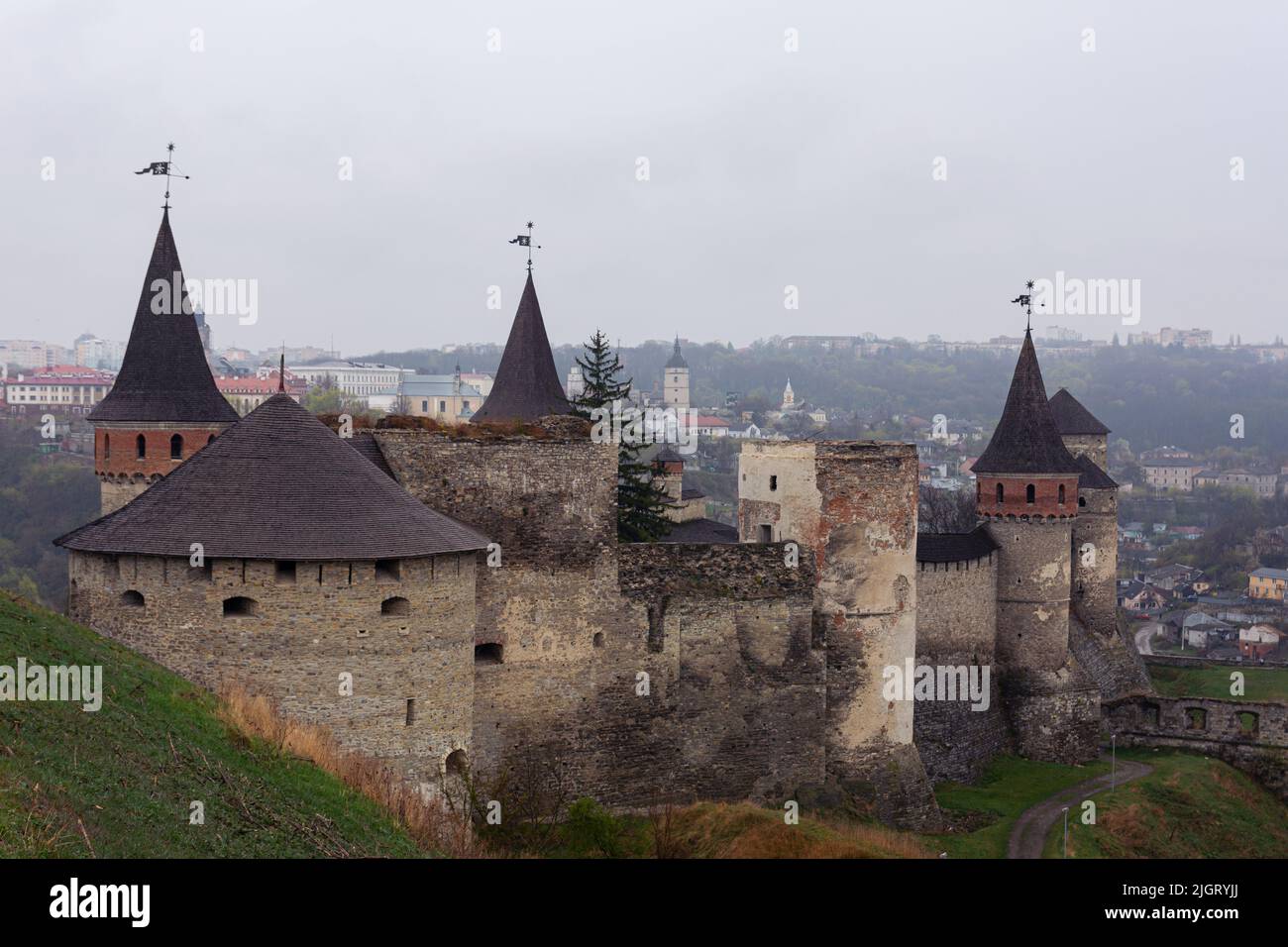 Antica fortezza di pietra nella città Ucraina di Kamenets Podolsky. Foto di un antico monumento architettonico fortificato in una giornata nuvolosa. Medievale Foto Stock