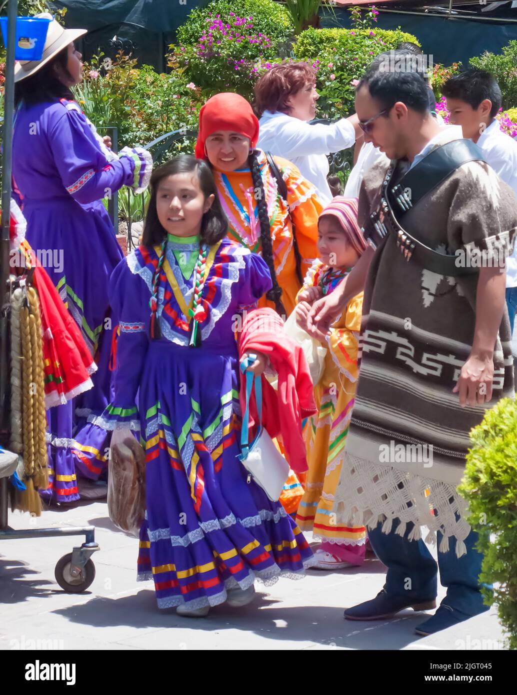 Adulti e bambini in tradizionale abbigliamento messicano Foto Stock