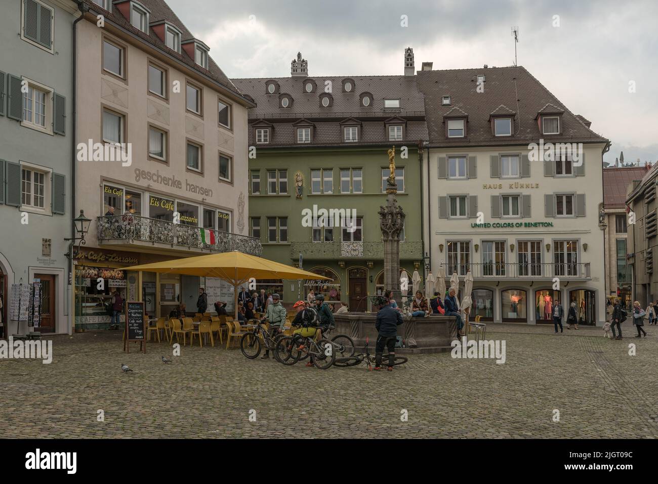 I turisti si trovano nella storica Munsterplatz di Friburgo, in Germania Foto Stock