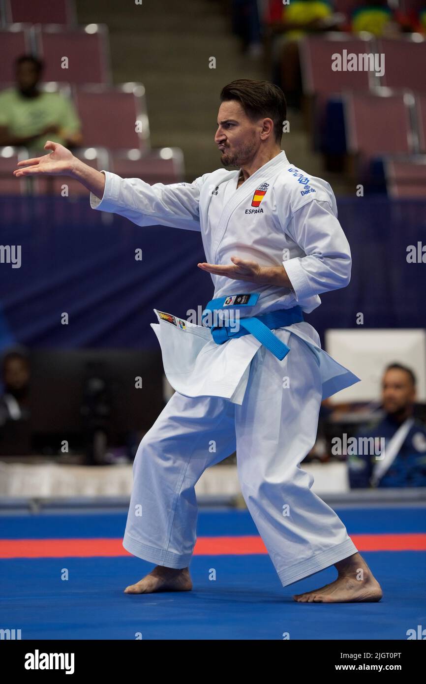 Damian Quintero dalla Spagna ha un braccio esteso durante la gara di Karate con Kata dimostrazione al World Games 2022 a Birmingham. I giochi sono un evento internazionale quadrenniale multi-sport per gli sport non inclusi nei Giochi Olimpici. La città ospitante è Birmingham, Alabama, Stati Uniti. Foto Stock