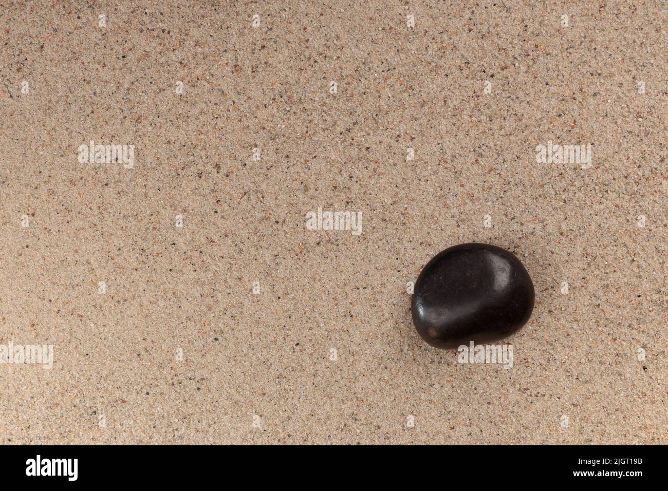 Sfondo di sabbia e pietra con motivo a linee. Giardino di meditazione zen minimo. Concetto di yoga, benessere spa o buddismo e consapevolezza Foto Stock