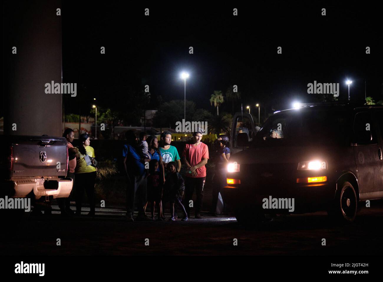 Eagle Pass, Texas, Stati Uniti. 11th luglio 2022. Gli immigrati nella custodia dei membri della guardia nazionale del texas attendono la pattuglia di confine per la lavorazione a Eagle Pass, Texas. Poiché la città messicana di Piedras Negras, situata sulla sponda opposta del Rio Bravo è uno dei meno insicuri al confine, è uno dei siti scelti dagli immigrati per attraversare il confine meridionale degli Stati Uniti. (Credit Image: © Carlos Escalona/ZUMA Press Wire) Foto Stock