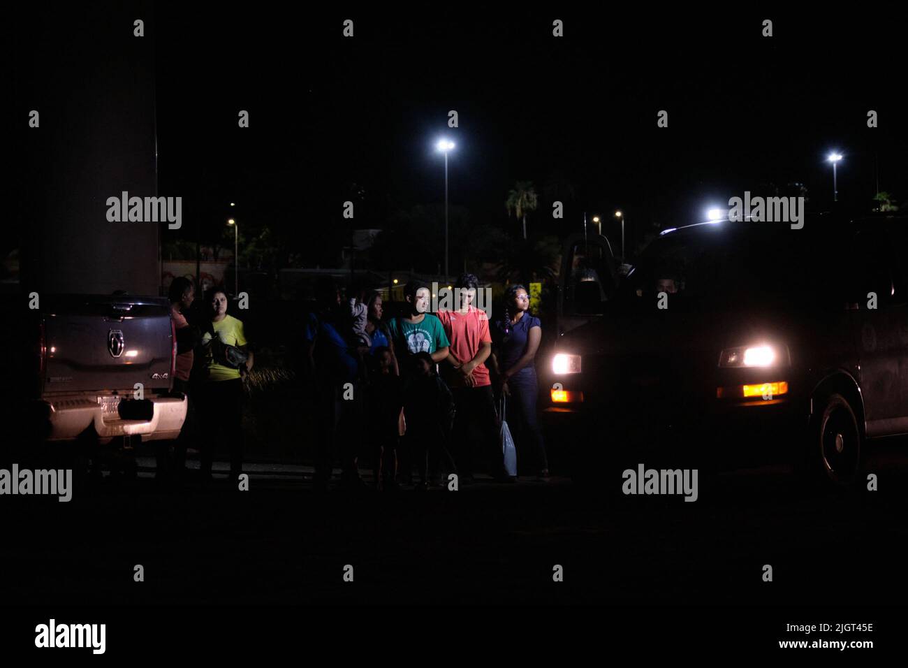 Eagle Pass, Texas, Stati Uniti. 11th luglio 2022. Gli immigrati nella custodia dei membri della guardia nazionale del texas attendono la pattuglia di confine per la lavorazione a Eagle Pass, Texas. Poiché la città messicana di Piedras Negras, situata sulla sponda opposta del Rio Bravo è uno dei meno insicuri al confine, è uno dei siti scelti dagli immigrati per attraversare il confine meridionale degli Stati Uniti. (Credit Image: © Carlos Escalona/ZUMA Press Wire) Foto Stock