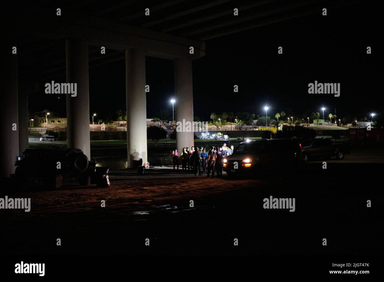 Eagle Pass, Texas, Stati Uniti. 11th luglio 2022. Gli immigrati nella custodia dei membri della guardia nazionale del texas attendono la pattuglia di confine per la lavorazione a Eagle Pass, Texas. Poiché la città messicana di Piedras Negras, situata sulla sponda opposta del Rio Bravo è uno dei meno insicuri al confine, è uno dei siti scelti dagli immigrati per attraversare il confine meridionale degli Stati Uniti. (Credit Image: © Carlos Escalona/ZUMA Press Wire) Foto Stock