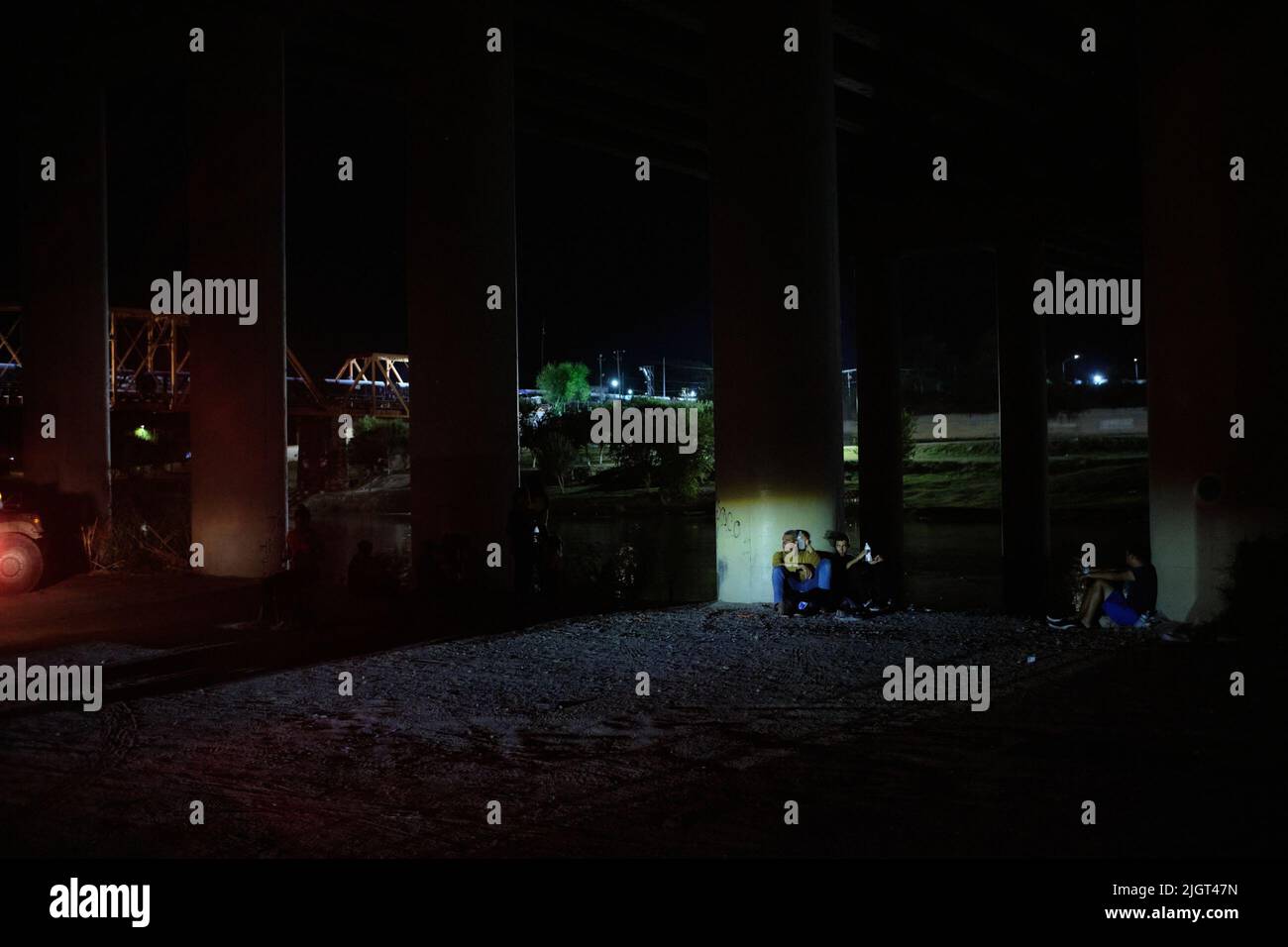 Eagle Pass, Texas, Stati Uniti. 11th luglio 2022. Gli immigrati nella custodia dei membri della guardia nazionale del texas attendono la pattuglia di confine per la lavorazione a Eagle Pass, Texas. Poiché la città messicana di Piedras Negras, situata sulla sponda opposta del Rio Bravo è uno dei meno insicuri al confine, è uno dei siti scelti dagli immigrati per attraversare il confine meridionale degli Stati Uniti. (Credit Image: © Carlos Escalona/ZUMA Press Wire) Foto Stock