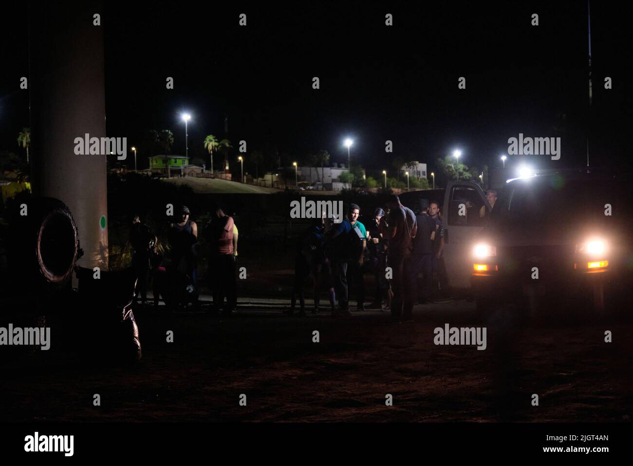 Eagle Pass, Texas, Stati Uniti. 11th luglio 2022. Gli immigrati nella custodia dei membri della guardia nazionale del texas attendono la pattuglia di confine per la lavorazione a Eagle Pass, Texas. Poiché la città messicana di Piedras Negras, situata sulla sponda opposta del Rio Bravo è uno dei meno insicuri al confine, è uno dei siti scelti dagli immigrati per attraversare il confine meridionale degli Stati Uniti. (Credit Image: © Carlos Escalona/ZUMA Press Wire) Foto Stock