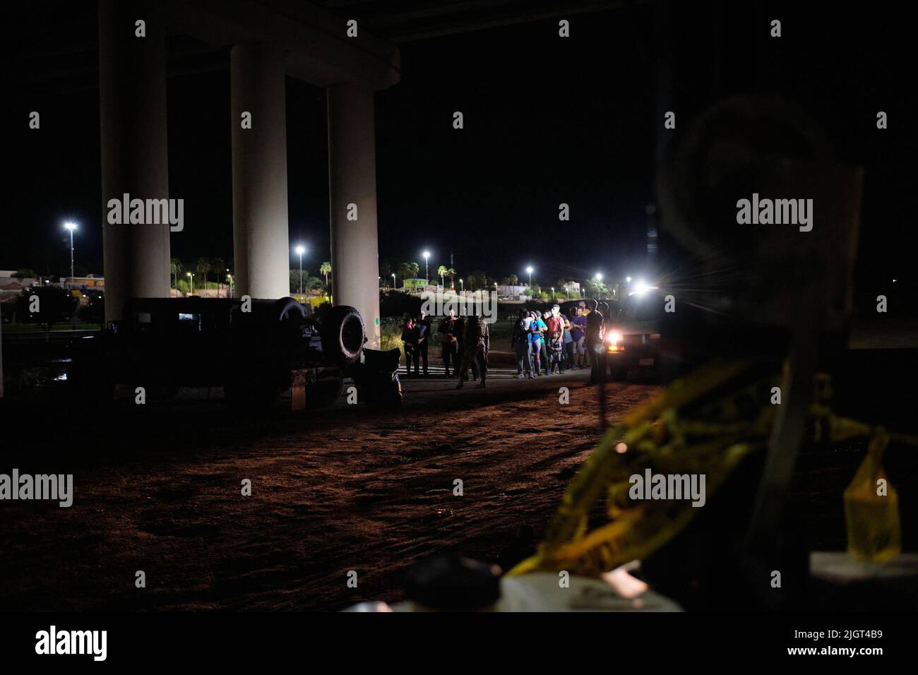 Eagle Pass, Texas, Stati Uniti. 11th luglio 2022. Gli immigrati nella custodia dei membri della guardia nazionale del texas attendono la pattuglia di confine per la lavorazione a Eagle Pass, Texas. Poiché la città messicana di Piedras Negras, situata sulla sponda opposta del Rio Bravo è uno dei meno insicuri al confine, è uno dei siti scelti dagli immigrati per attraversare il confine meridionale degli Stati Uniti. (Credit Image: © Carlos Escalona/ZUMA Press Wire) Foto Stock