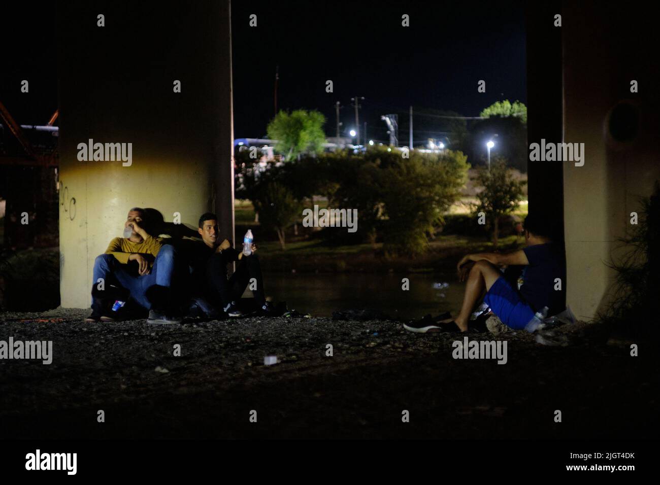 Eagle Pass, Texas, Stati Uniti. 11th luglio 2022. Gli immigrati nella custodia dei membri della guardia nazionale del texas attendono la pattuglia di confine per la lavorazione a Eagle Pass, Texas. Poiché la città messicana di Piedras Negras, situata sulla sponda opposta del Rio Bravo è uno dei meno insicuri al confine, è uno dei siti scelti dagli immigrati per attraversare il confine meridionale degli Stati Uniti. (Credit Image: © Carlos Escalona/ZUMA Press Wire) Foto Stock