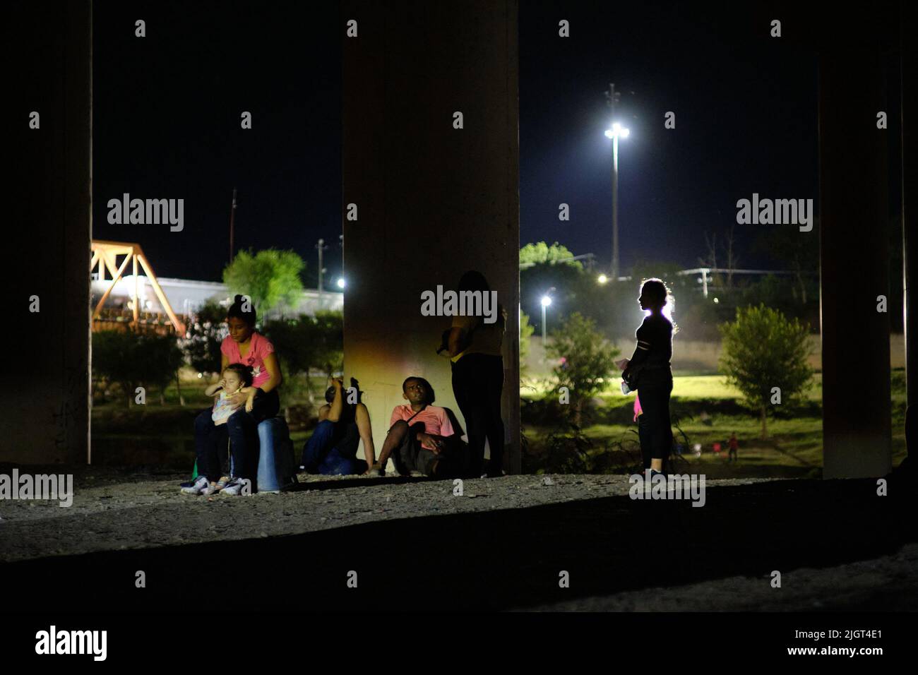 Eagle Pass, Texas, Stati Uniti. 11th luglio 2022. Gli immigrati nella custodia dei membri della guardia nazionale del texas attendono la pattuglia di confine per la lavorazione a Eagle Pass, Texas. Poiché la città messicana di Piedras Negras, situata sulla sponda opposta del Rio Bravo è uno dei meno insicuri al confine, è uno dei siti scelti dagli immigrati per attraversare il confine meridionale degli Stati Uniti. (Credit Image: © Carlos Escalona/ZUMA Press Wire) Foto Stock