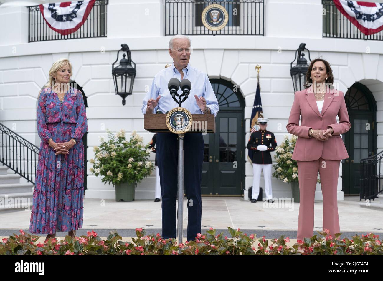 Washington, Stati Uniti. 12th luglio 2022. First Lady Jill Biden (R) e il Vice Presidente Kamala Harris (L) guardano come il Presidente Joe Biden parla durante il picnic del Congresso sul prato meridionale della Casa Bianca a Washington, DC martedì 12 luglio 2022. Foto di Chris Kleponis/UPI Credit: UPI/Alamy Live News Foto Stock