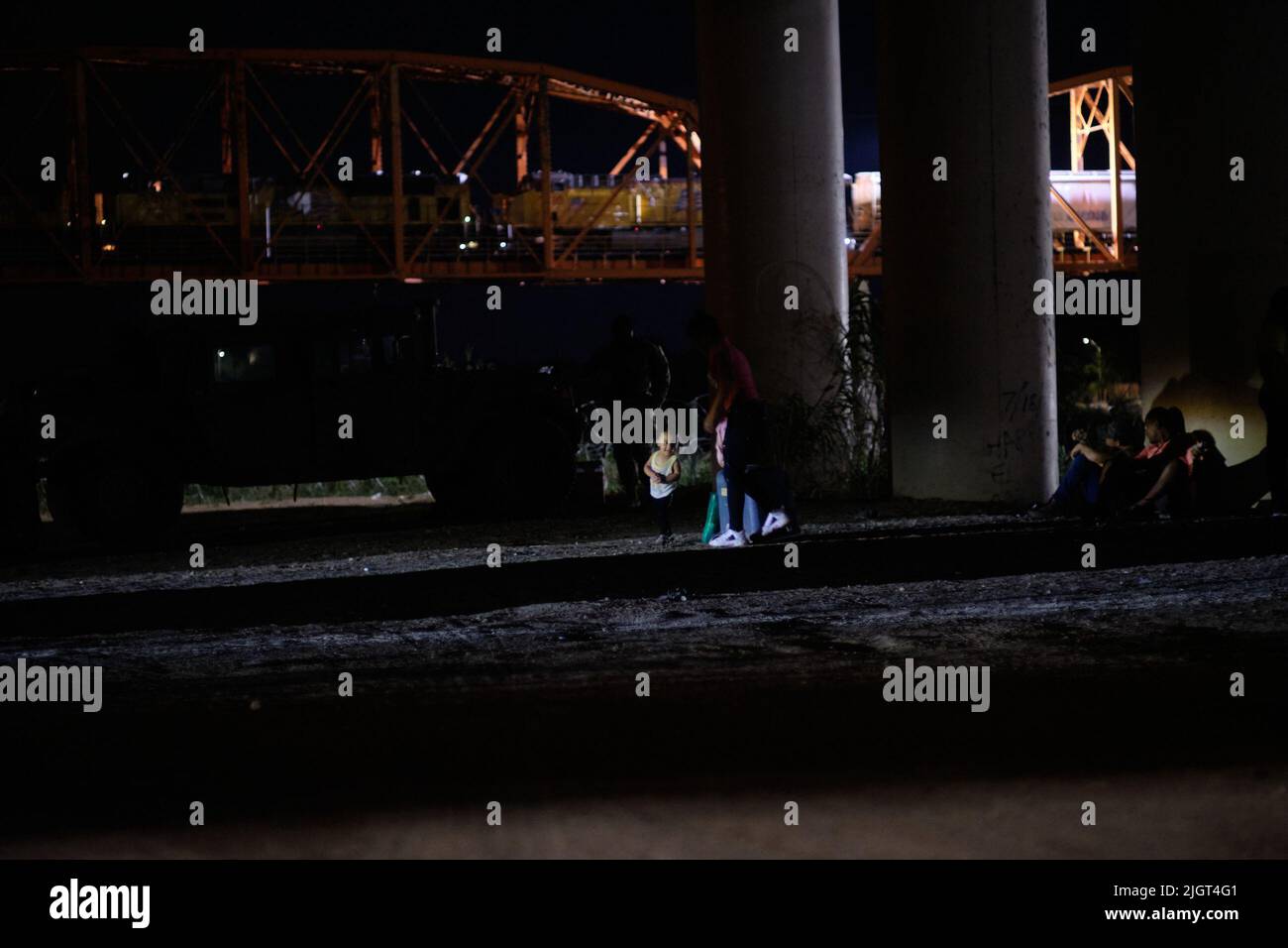 Eagle Pass, Texas, Stati Uniti. 11th luglio 2022. Gli immigrati nella custodia dei membri della guardia nazionale del texas attendono la pattuglia di confine per la lavorazione a Eagle Pass, Texas. Poiché la città messicana di Piedras Negras, situata sulla sponda opposta del Rio Bravo è uno dei meno insicuri al confine, è uno dei siti scelti dagli immigrati per attraversare il confine meridionale degli Stati Uniti. (Credit Image: © Carlos Escalona/ZUMA Press Wire) Foto Stock