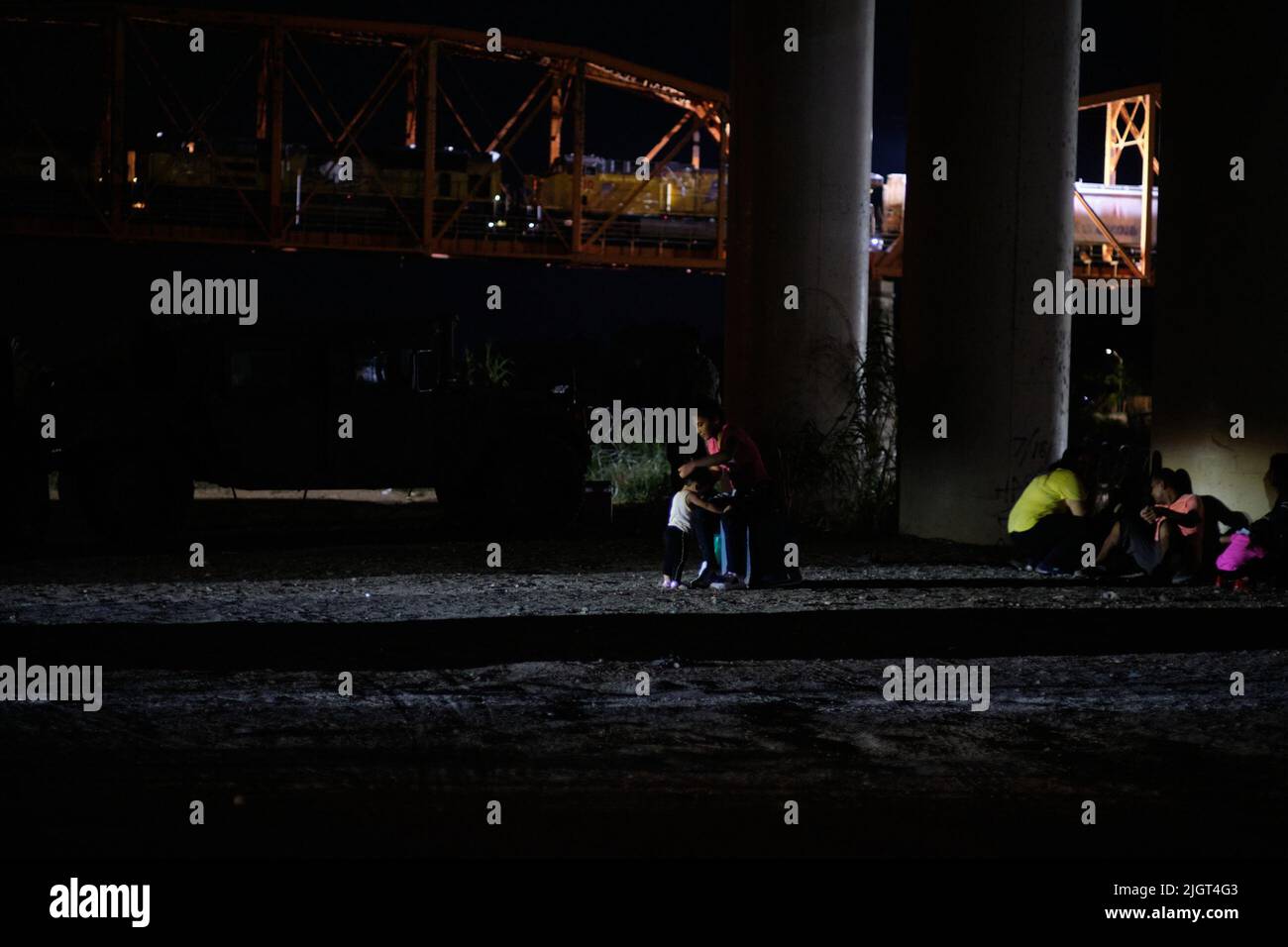 Eagle Pass, Texas, Stati Uniti. 11th luglio 2022. Gli immigrati nella custodia dei membri della guardia nazionale del texas attendono la pattuglia di confine per la lavorazione a Eagle Pass, Texas. Poiché la città messicana di Piedras Negras, situata sulla sponda opposta del Rio Bravo è uno dei meno insicuri al confine, è uno dei siti scelti dagli immigrati per attraversare il confine meridionale degli Stati Uniti. (Credit Image: © Carlos Escalona/ZUMA Press Wire) Foto Stock