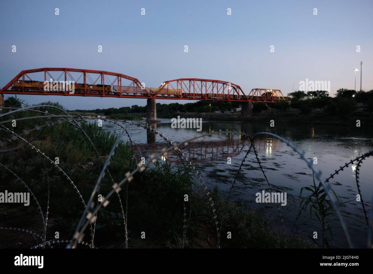 Eagle Pass, Texas, Stati Uniti. 11th luglio 2022. Aspetto del confine tra Stati Uniti e Messico definito dal Rio Bravo, come visto da Eagle Pass, TX. Dato che la città messicana di Piedras Negras, situata sulla sponda opposta del Rio Bravo, è uno dei luoghi meno sicuri al confine, è uno dei luoghi scelti dagli immigrati per attraversare il confine meridionale degli Stati Uniti. (Credit Image: © Carlos Escalona/ZUMA Press Wire) Foto Stock