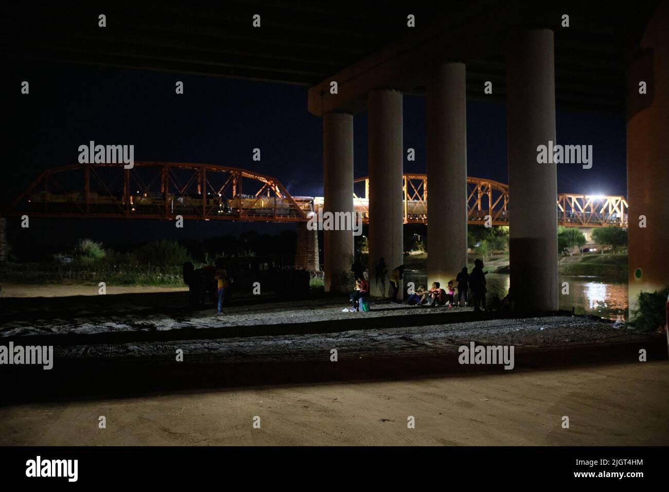 Eagle Pass, Texas, Stati Uniti. 11th luglio 2022. Gli immigrati nella custodia dei membri della guardia nazionale del texas attendono la pattuglia di confine per la lavorazione a Eagle Pass, Texas. Poiché la città messicana di Piedras Negras, situata sulla sponda opposta del Rio Bravo è uno dei meno insicuri al confine, è uno dei siti scelti dagli immigrati per attraversare il confine meridionale degli Stati Uniti. (Credit Image: © Carlos Escalona/ZUMA Press Wire) Foto Stock