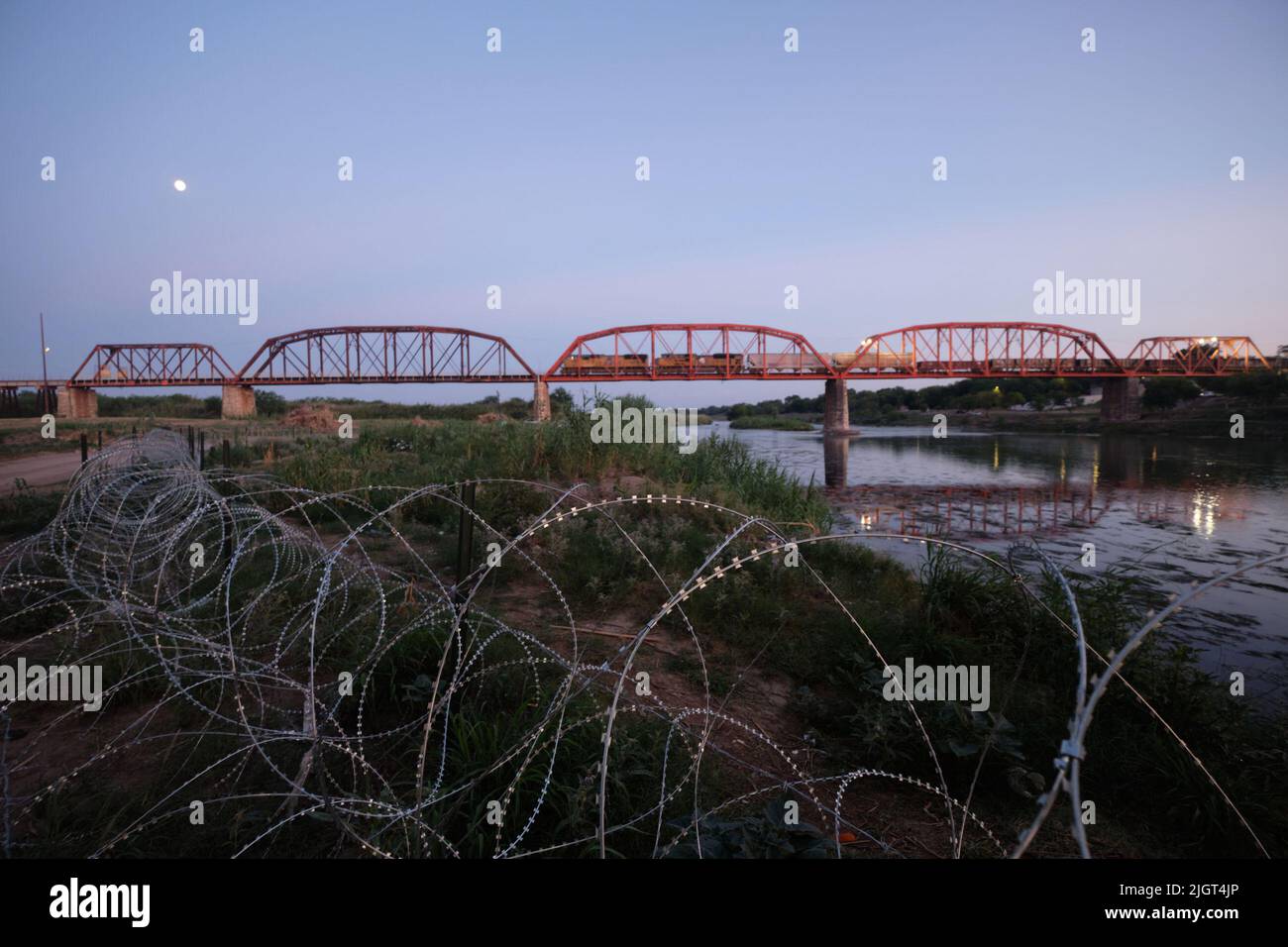 Eagle Pass, Texas, Stati Uniti. 11th luglio 2022. Aspetto del confine tra Stati Uniti e Messico definito dal Rio Bravo, come visto da Eagle Pass, TX. Dato che la città messicana di Piedras Negras, situata sulla sponda opposta del Rio Bravo, è uno dei luoghi meno sicuri al confine, è uno dei luoghi scelti dagli immigrati per attraversare il confine meridionale degli Stati Uniti. (Credit Image: © Carlos Escalona/ZUMA Press Wire) Foto Stock