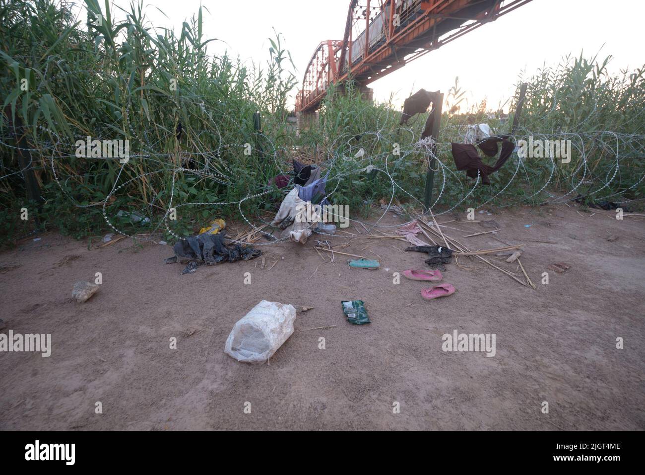 Eagle Pass, Texas, Stati Uniti. 11th luglio 2022. Aspetto del confine tra Stati Uniti e Messico definito dal Rio Bravo, come visto da Eagle Pass, TX. Dato che la città messicana di Piedras Negras, situata sulla sponda opposta del Rio Bravo, è uno dei luoghi meno sicuri al confine, è uno dei luoghi scelti dagli immigrati per attraversare il confine meridionale degli Stati Uniti. (Credit Image: © Carlos Escalona/ZUMA Press Wire) Foto Stock