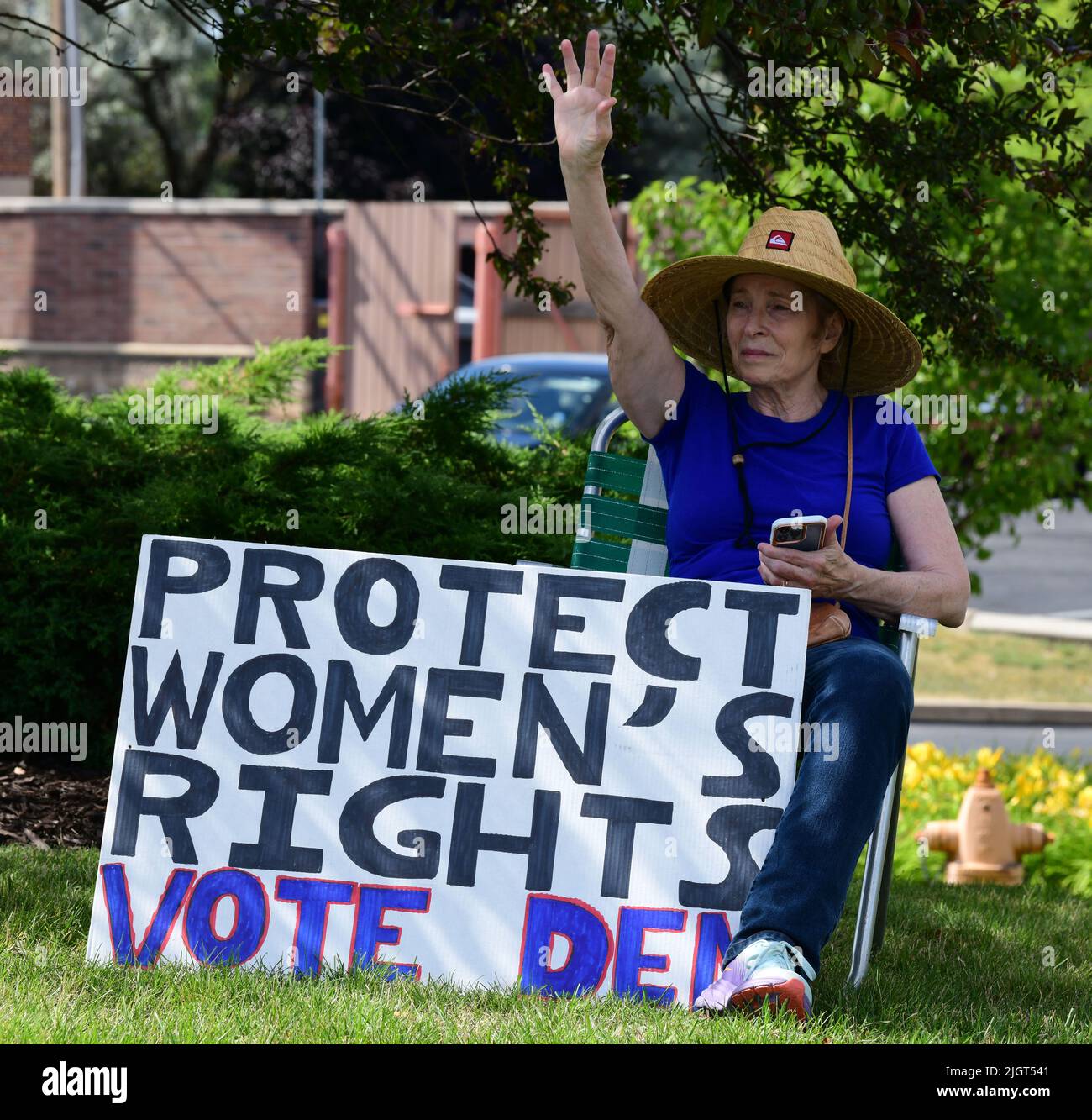 Racine, Wisconsin, Stati Uniti. 12th luglio 2022. DORIS BAUDRY è una delle undici persone che partecipano alla loro protesta settimanale contro Sen. Ron Johnson (R-Wisconsin) in un incrocio occupato fuori Racine, Wisconsin Martedì 12 luglio 2022. Ha anche protestato per i diritti di aborto. Hanno iniziato le proteste due mesi fa, e hanno intenzione di continuare fino alle elezioni di novembre. L'avversario democratico di Johnson sarà determinato in un'elezione primaria di agosto. In precedenza avevano protestato settimanalmente nel centro di Racine per la durata della presidenza di Donald J. Trump. (Credit Image: © Mark Hertzberg/ZUMA Press Wire) Foto Stock