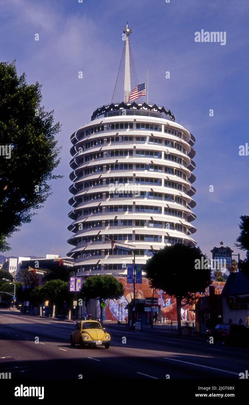 Edificio della Capitol Records a Hollywood, California, con la sua bandiera a metà del personale e una banda nera per onorare il passaggio di George Harrison dei Beatles nel novembre del 2001. Foto Stock