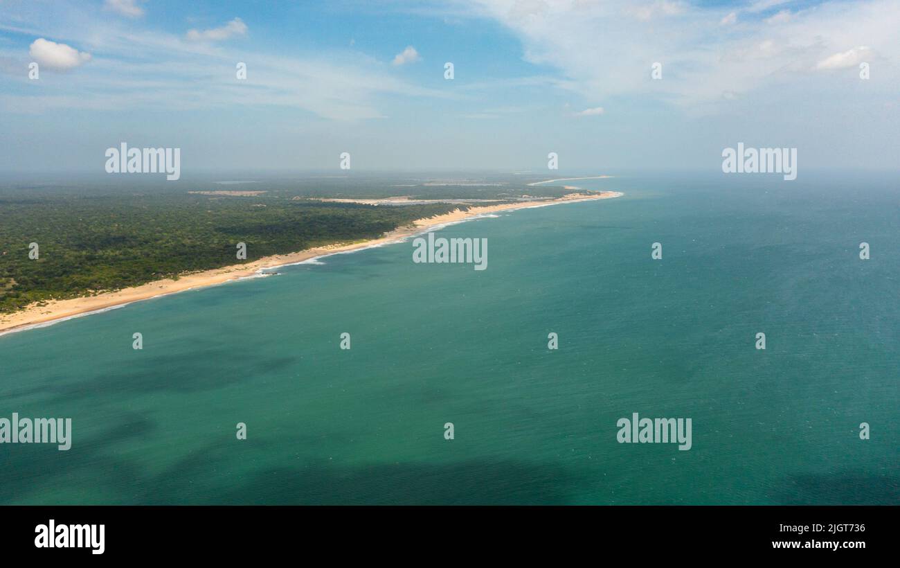 Paesaggio tropicale con bella spiaggia di sabbia e mare blu. Sri Lanka. Foto Stock