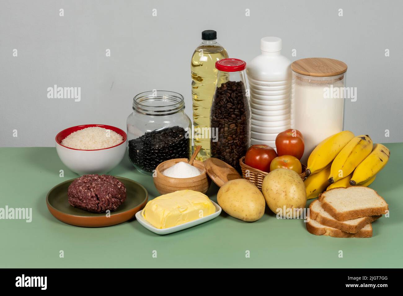 Paniere di base brasiliano completo di 13 prodotti: Carne, latte, riso, fagioli, pane, farina, patate, pomodoro, pane, caffè, banana, zucchero, oi Foto Stock