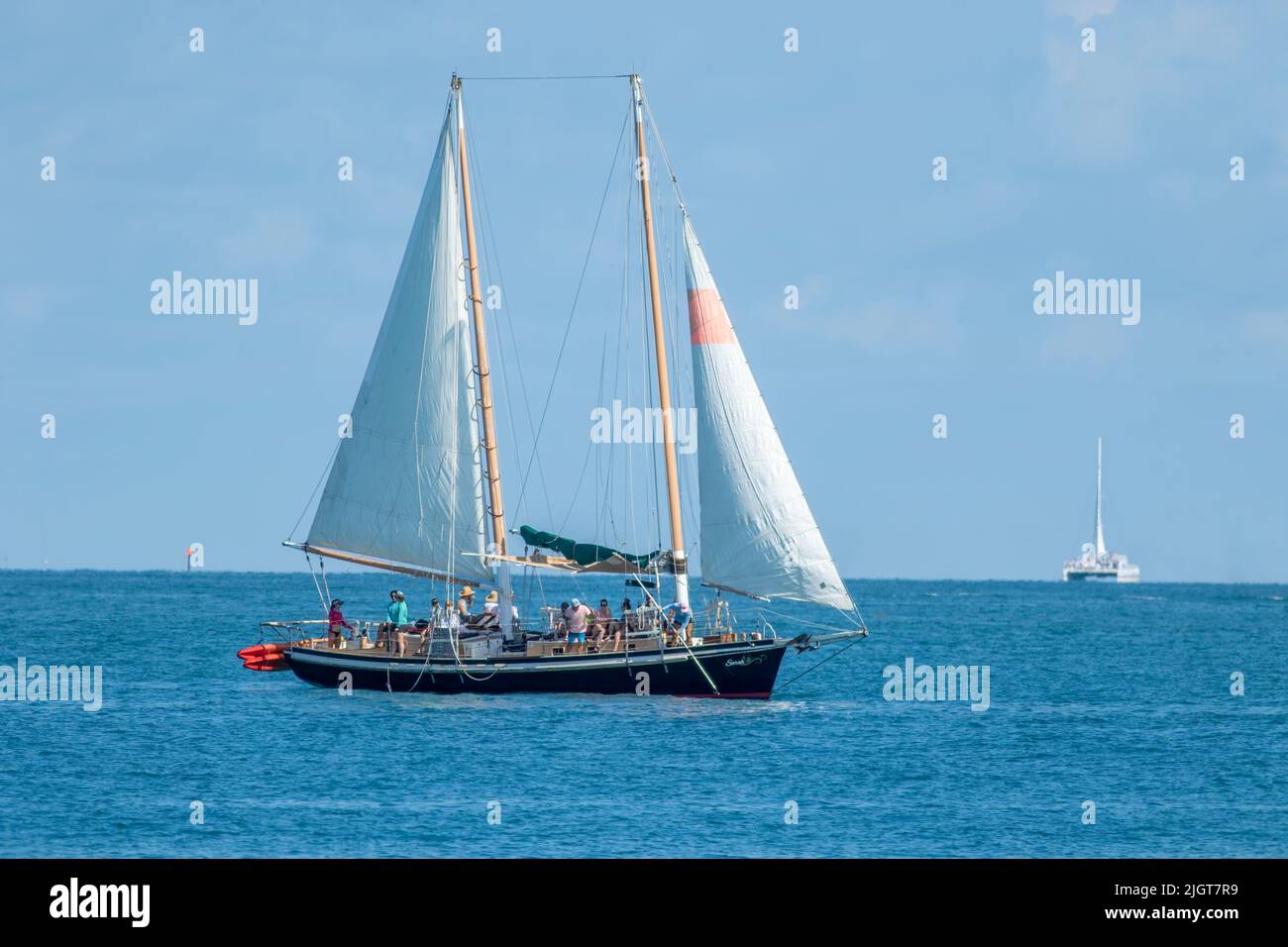 Key West, Florida - Maggio 13 2022: Una goletta di vela porta i turisti al largo della costa di Key West Florida per una crociera diurna sull'oceano. Foto Stock