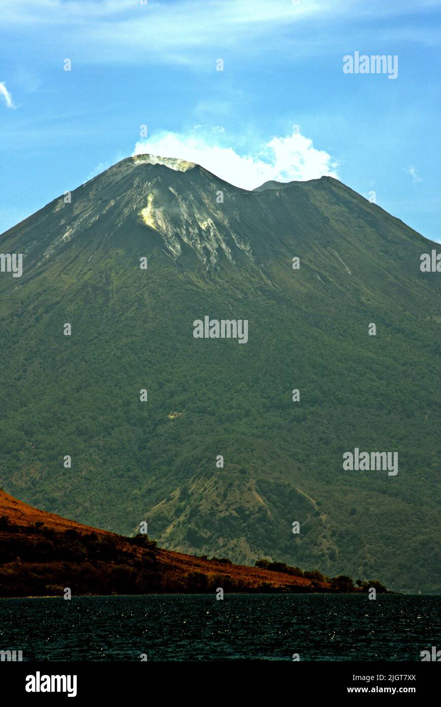 Vulcano del Monte Lewotolok nell'isola di Lembata, Lembata, Nusa Tenggara orientale, Indonesia. Foto Stock