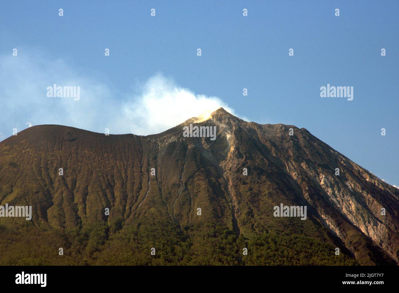 Vulcano del Monte Lewotolok nell'isola di Lembata, Lembata, Nusa Tenggara orientale, Indonesia. Foto Stock