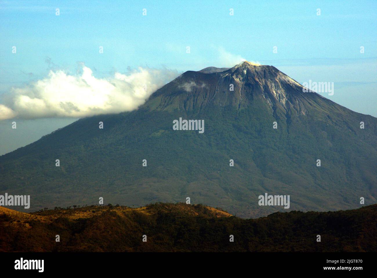 Il vulcano del Monte Lewotolok è visto dal Monte Mauraja ad Atadei, vicino alla costa meridionale dell'Isola di Lembata a Lembata, Nusa Tenggara, Indonesia orientale. Foto Stock