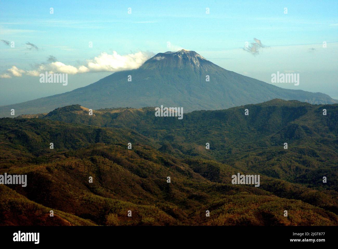 Il vulcano del Monte Lewotolok è visto dal Monte Mauraja ad Atadei, vicino alla costa meridionale dell'Isola di Lembata a Lembata, Nusa Tenggara, Indonesia orientale. Foto Stock